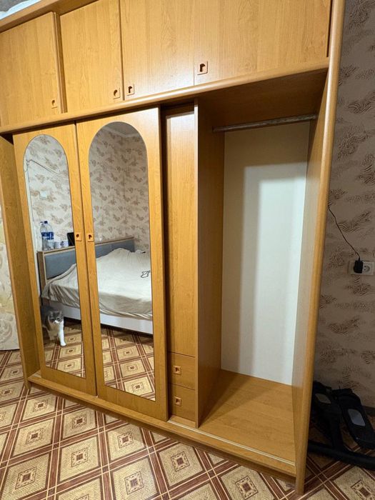 Шафа-купе з дзеркалами, містка та в хорошому стані