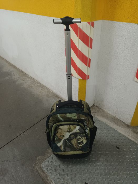 Mochila com várias divisões e rodinhas