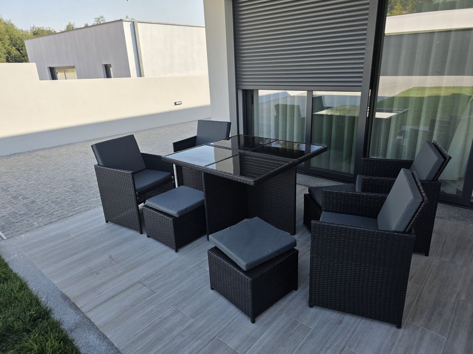 Conjunto de mesa de exterior com tampos em vidro 4 cadeiras e 4 puffs