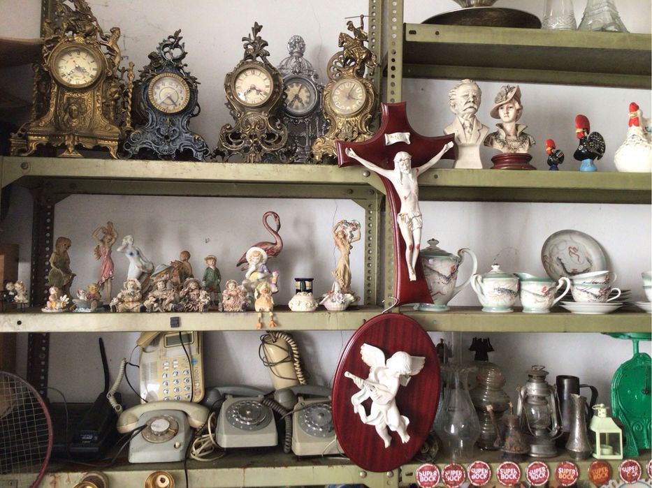 Lote deantiguidades e velharias para venda todas em bom estado.ver todas as fotos ,preços para revendedores.