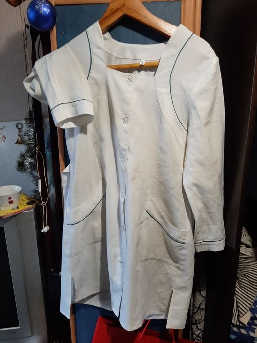 Продам медицынские холаты,2мужских белогоцвета54раз,1женский  48размер