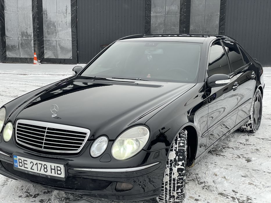 Mercedes W211
M112
Автомат
Чорний на чорному
Гарні  диски моноблоки

Машина в дуже хорошому стані.
По кузову нічого не ржавіє й не лізе. Капот фарбований без шпаклі, крило трохи піддували по арці, а решта — вся в рідній фарбі й виглядає реально гарно.

Мотор гільзований, працює тихо, рівно — навіть не чути. Жодних болячок з маслоз’ємними колпачками. Коробка перемикає м’яко, як на холодну, так і на гарячу.

По ходовці також усе добре — нічого не гримить, по дорозі тримається впевнено.

Салон близький до ідеалу, єдине — трошки розійшлась нитка на сидінні водія. Кондиціонер робочий, музика грає гарно.

Стоять хороші диски з приставками на зимовій гумі.

Торг невеликий, бо авто справді в дуже хорошому стані.
По документах все чисто — перший продаж.

Якщо поза зоною то пишіть на Viber