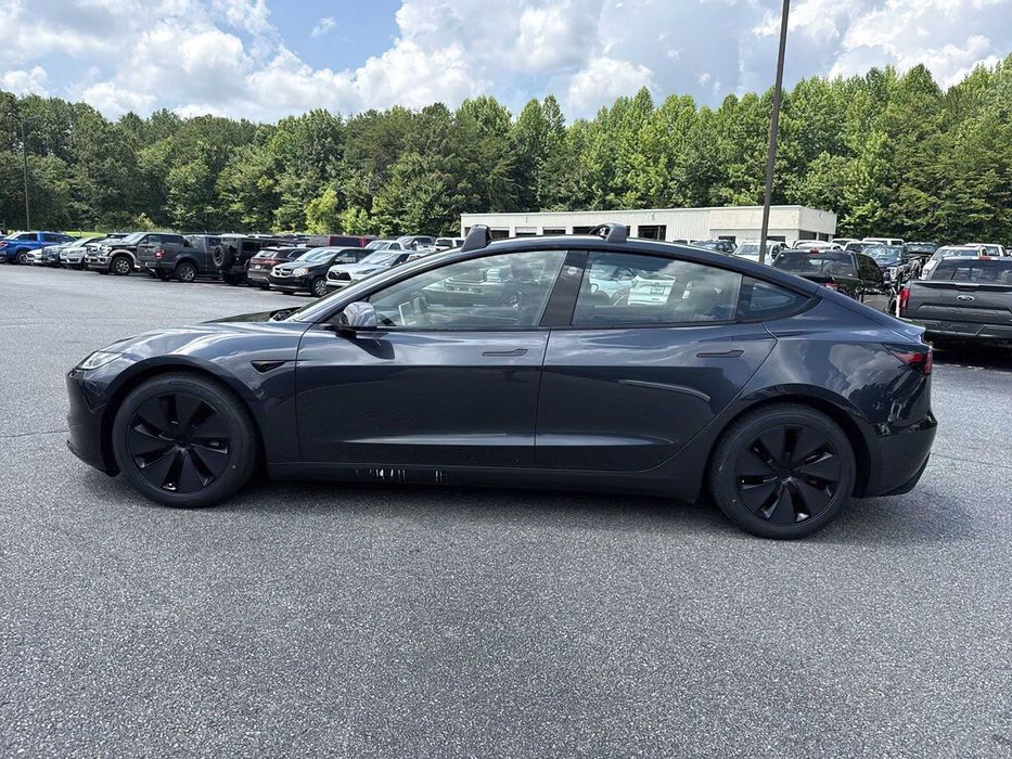 Tesla Model 3 Long Range      2025