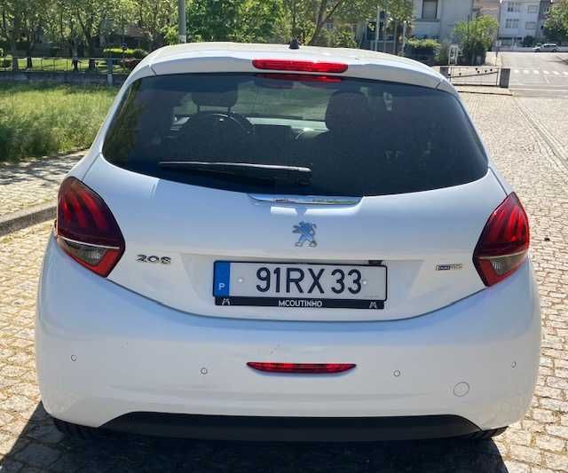 Vendo Peugeot 208 (ano 2016), em ótimo estado.