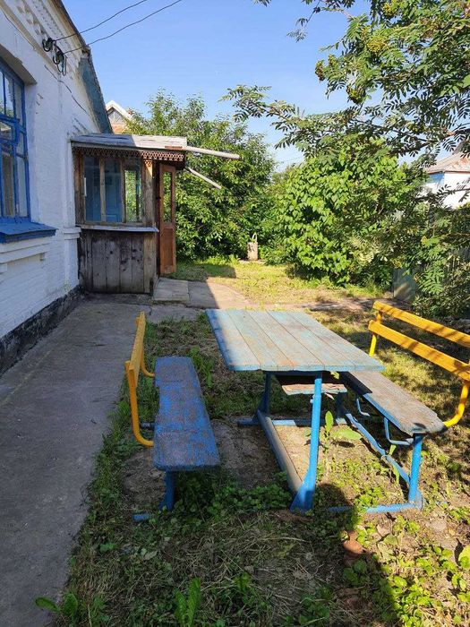 Продам будинок біля озера із земельною ділянкою (центр)