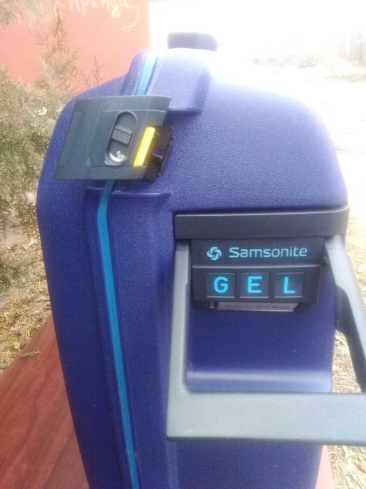 Чемодан на колесах с ручкой