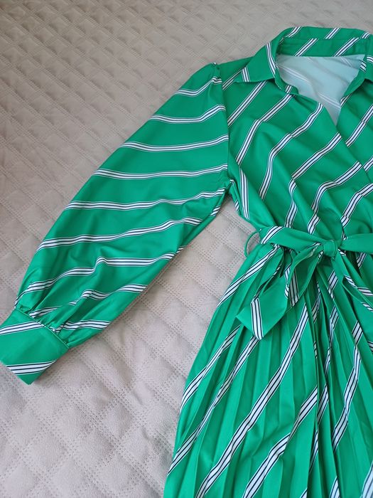 Piękna zielona plisowana sukienka 44