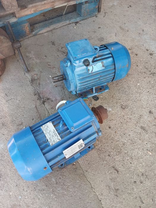 Продам два трифазних електроматори
