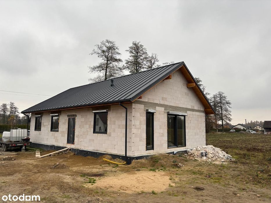 Dom jednorodzinny na sprzedaż — Twoja oaza spokoju wśród zieleni