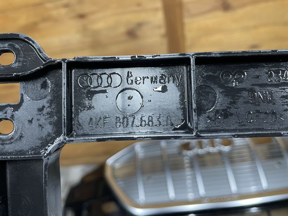 Решітка бампера нижня веутрішня Audi etron 4 ke