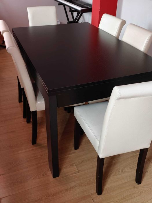 Mesa de jantar com conjunto de cadeiras