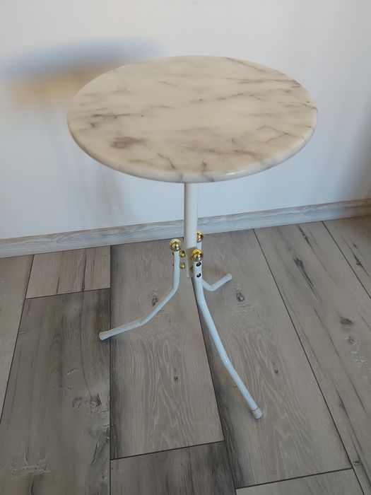 Kwietnik z marmurowym blatem.