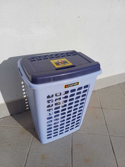 Cesto de plástico azul Curver com tampa – funcional e espaçoso