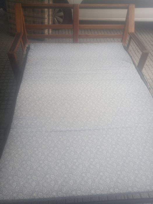 Canapé  muito antigo em madeira maciça sai o tecido todo para lavar e