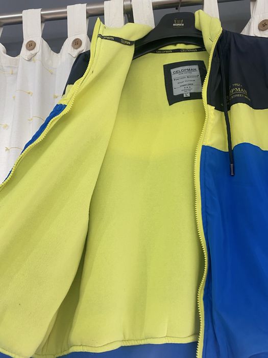 Corta vento com forro e capuz