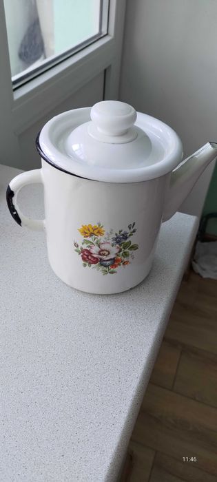 набір емальованих бідонів та чайників з візерунками