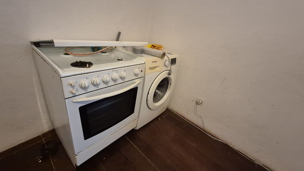 Máquina  De Lavar + Fogão = Otimo estado .