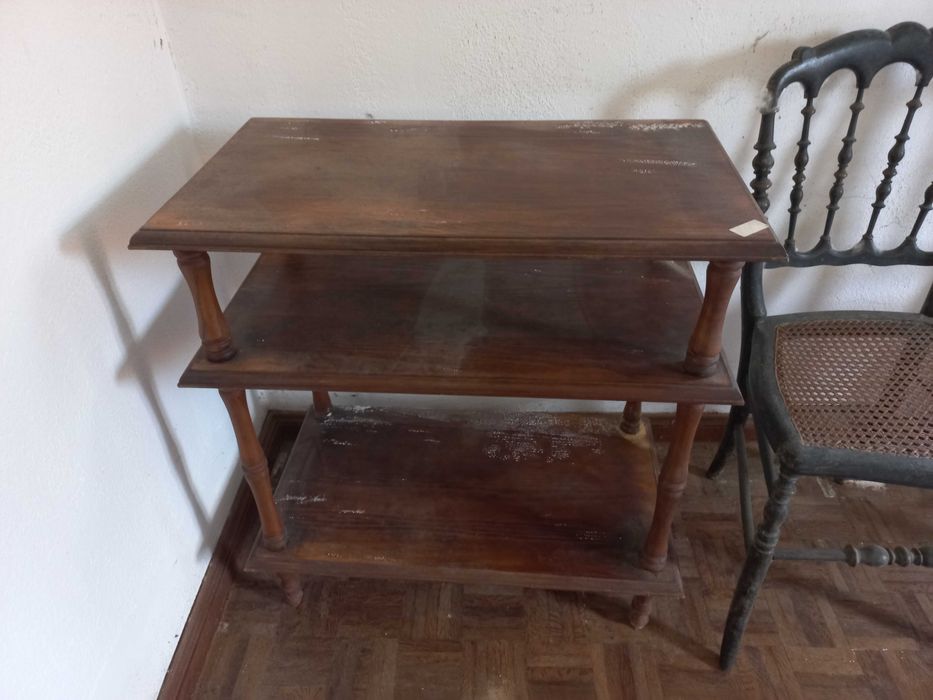 Estante de madeira em bom estado