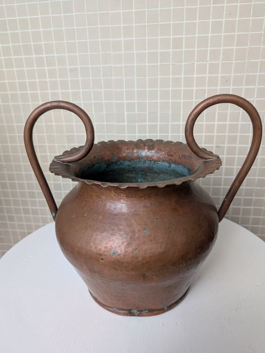 Vaso Antigo de Cobre Martelado com Alças Curvas - Peça Rústica