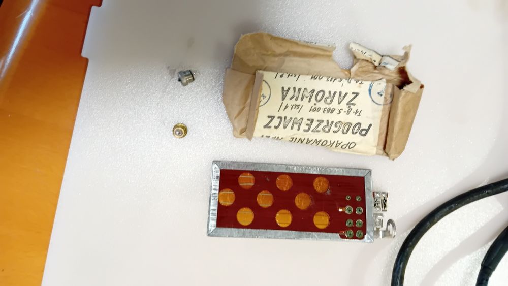 Anteny ,mikrotelefon i inne przedmioty.