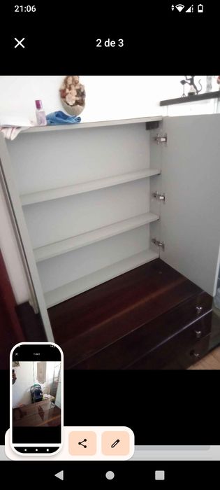 Espelho em móvel ideal para a casa de banho