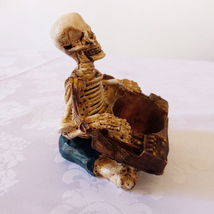 Caveira boneco cinzeiro figura em resina
