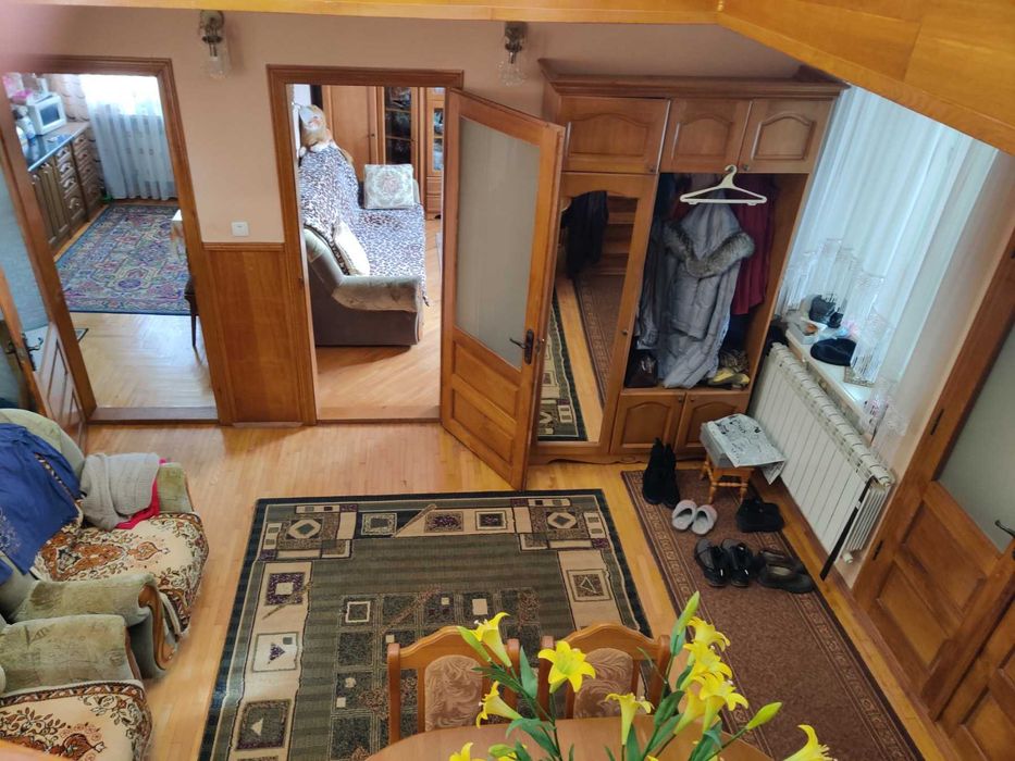 Продається двоповерховий капітальний будинок, район Роші