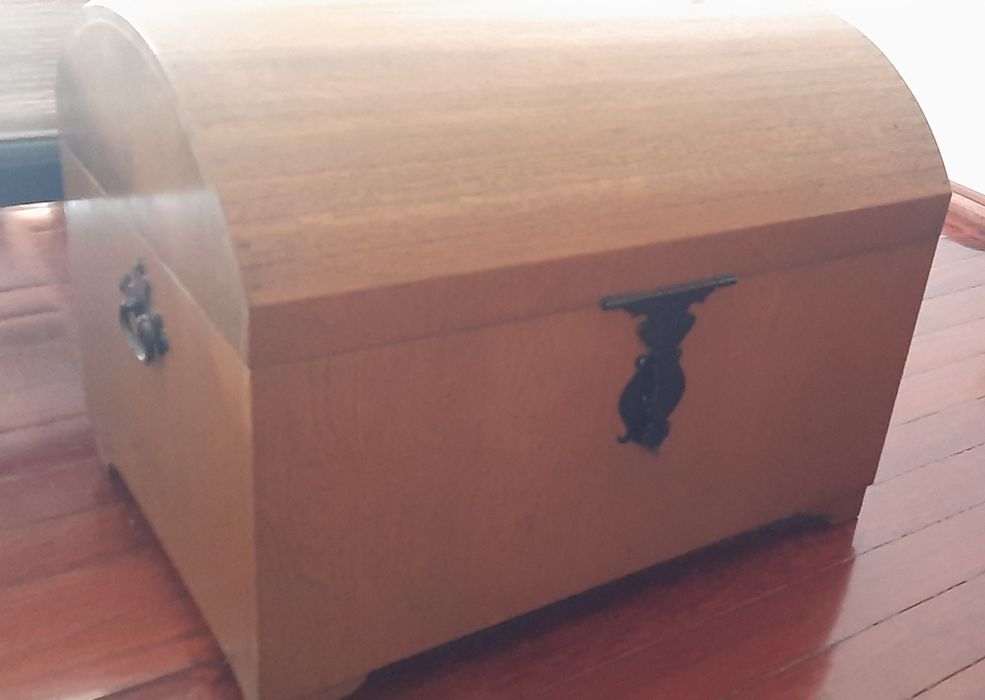 Baú antigo. Madeira maciça.