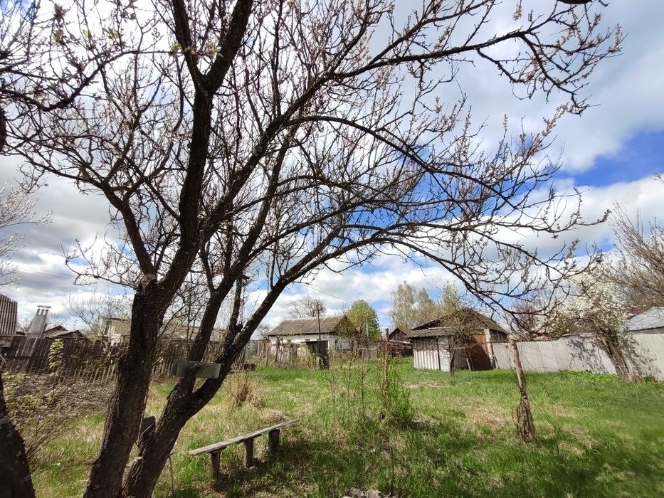 Продам пів будинку та 10 соток землі в Лазарівці