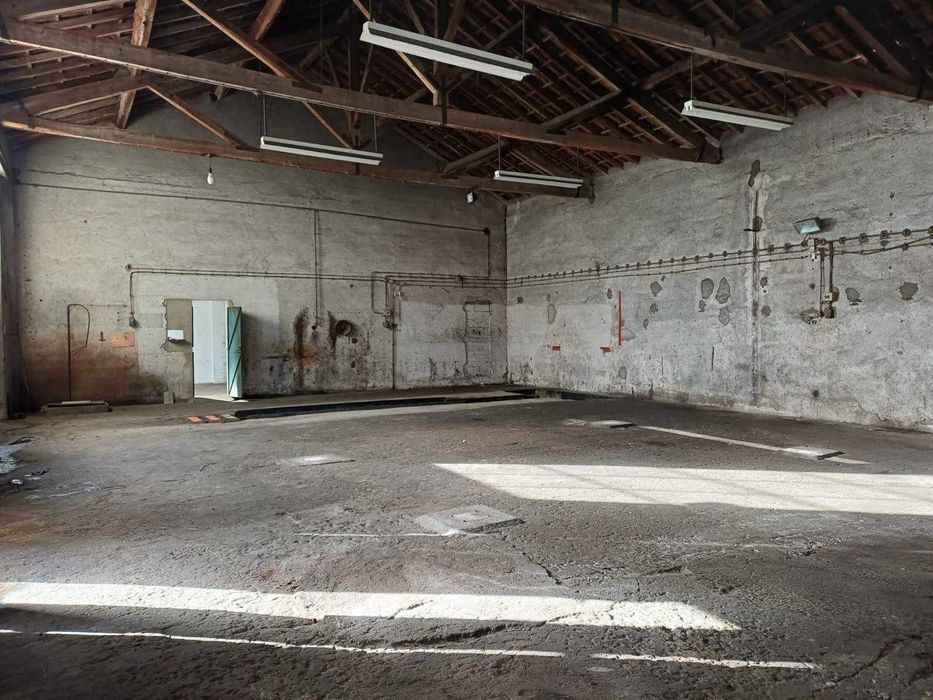 Arrenda-se oficina/ armazém