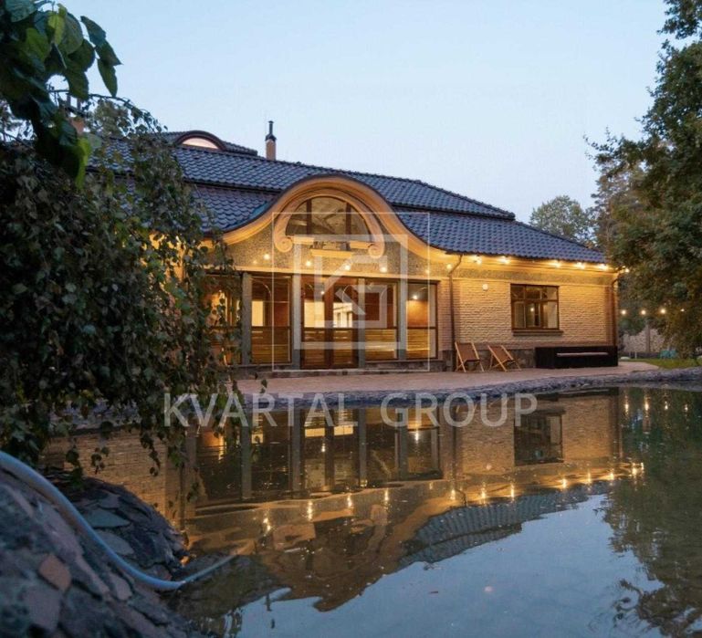 Продаж шикарного величезного будинку з власним озером