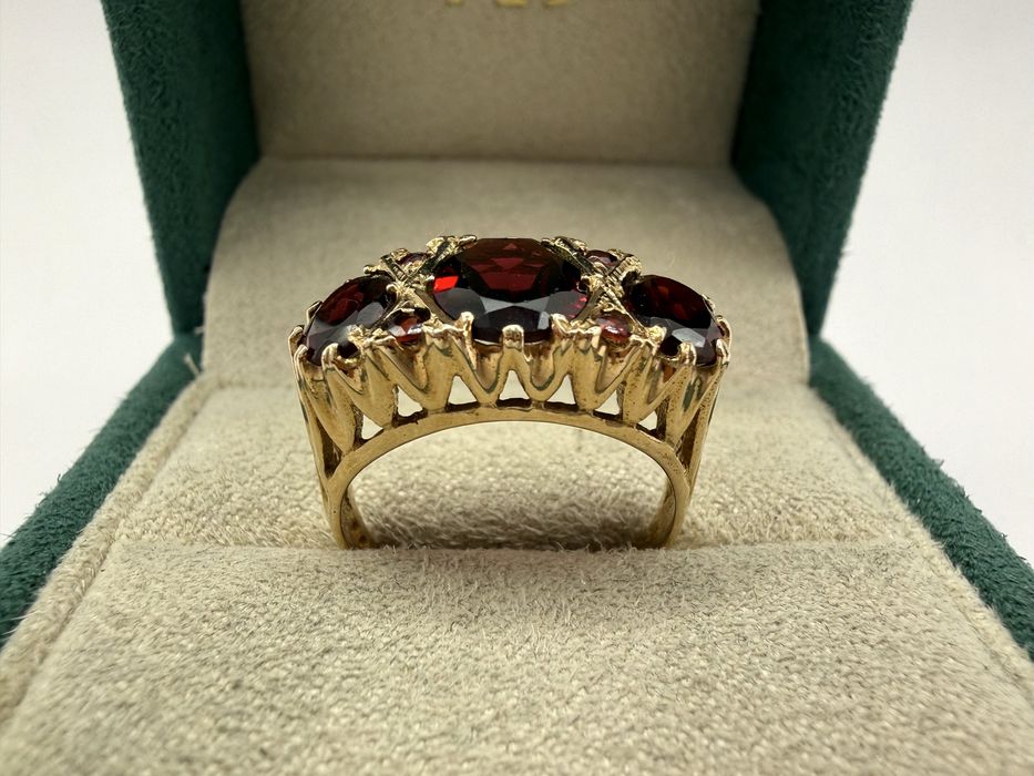 Złoty pierścionek z granatami