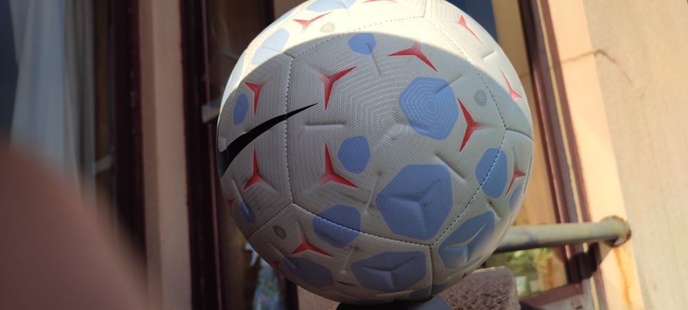 Bola de futebol Nike Academy + 1