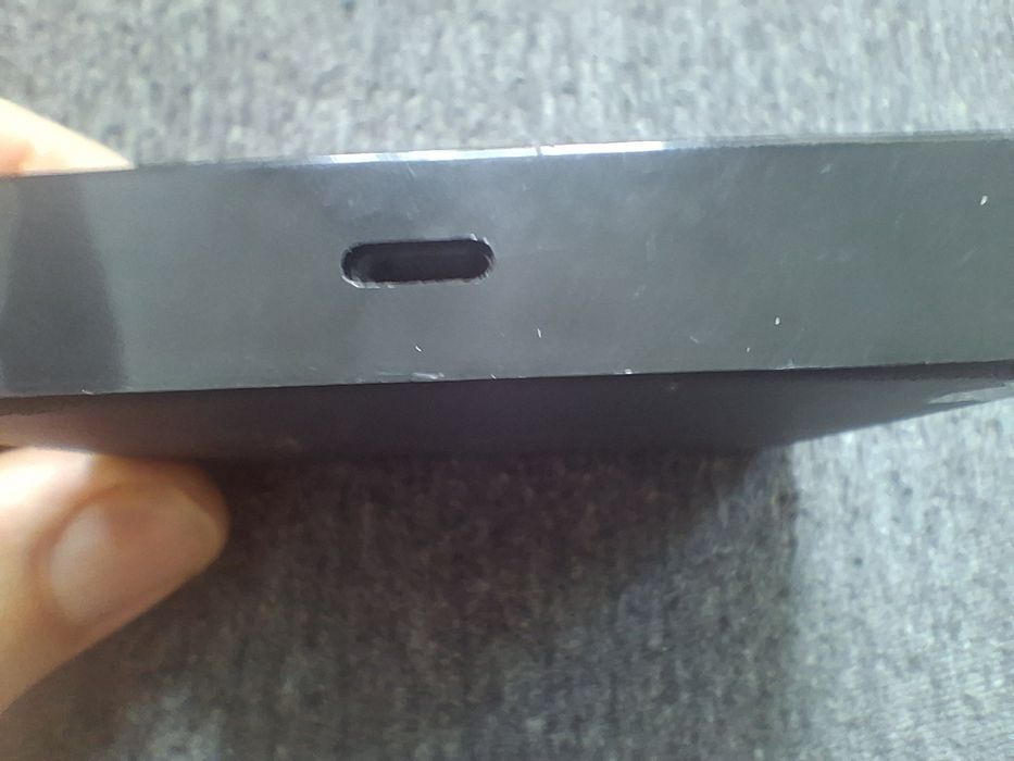 stacja dokująca z złączem Lightning, przypominająca akcesoria dla modeli Apple iPhone 5s, 6s lub 6 Plus.