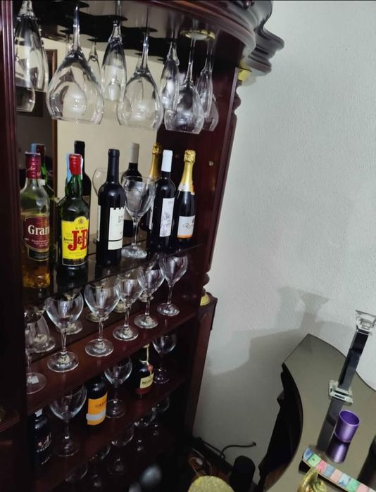 Bar em madeira maciça