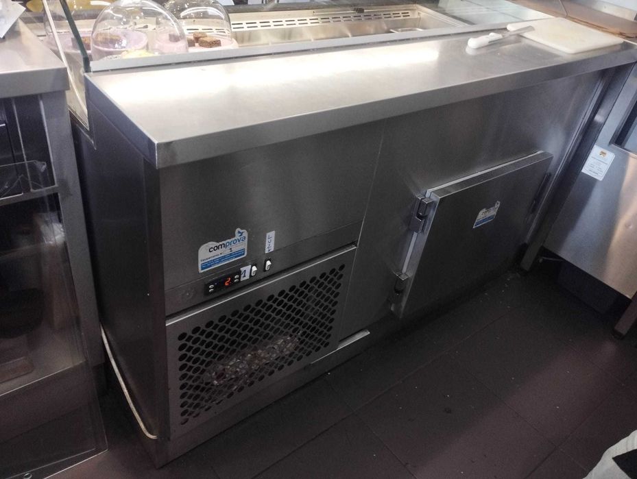 vitrine frigorifica integrada dentro de um balcão de madeira