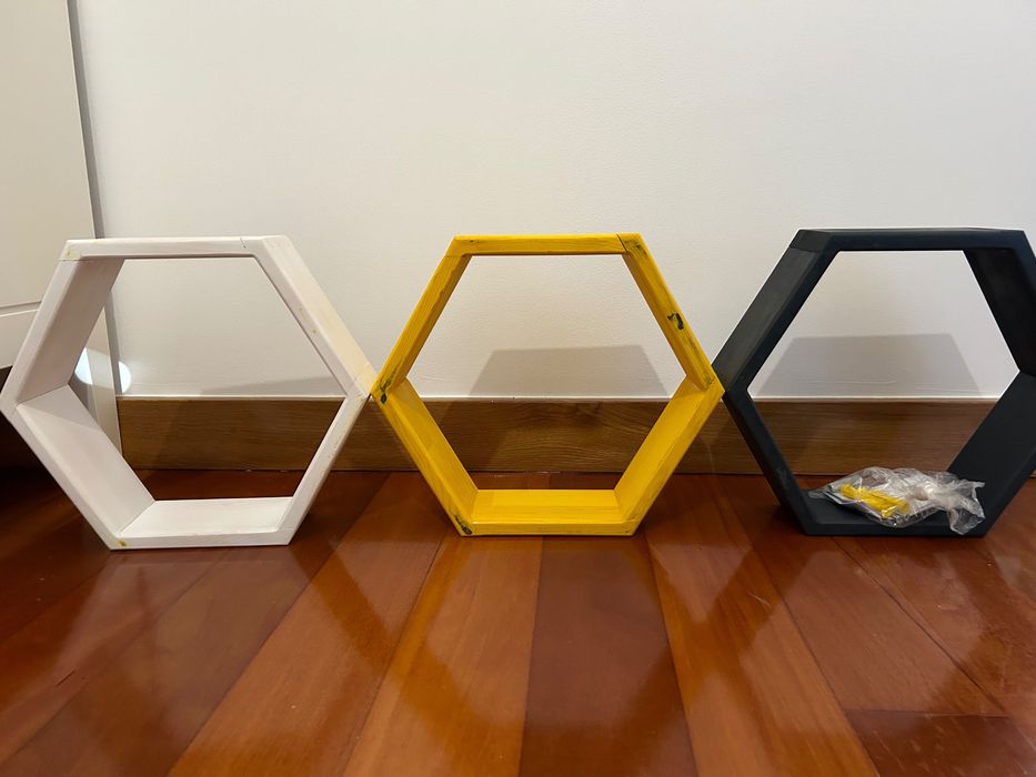 Prateleiras Coloridas e Hexagonais