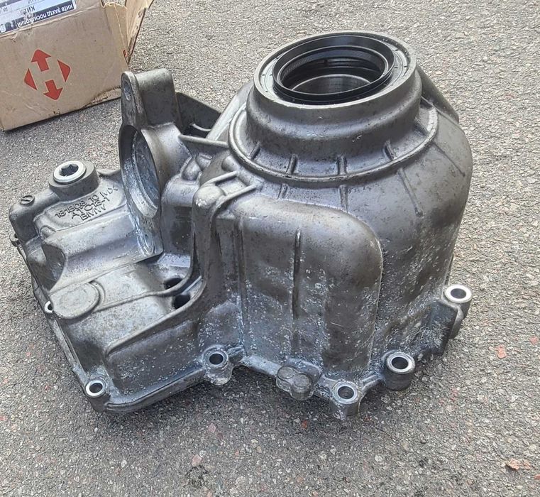 Роздатка корпус крышка BMW 18180810 g01 g02