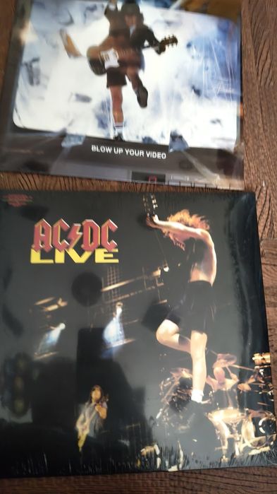 Acdc 
Live special edition 2lps 
Acdc 
Stiff Upper Lip
Acdc 
Blow up your video
Selados 
50€