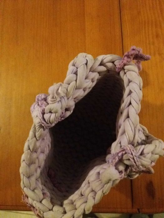Bolsa lilás em ráfia