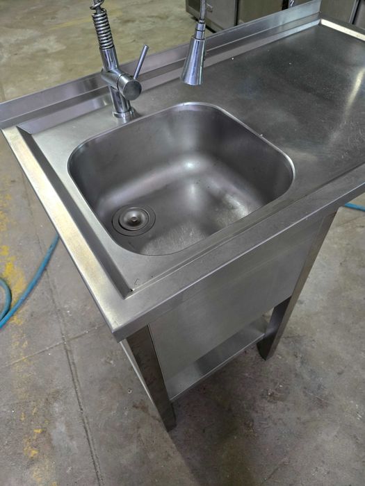 Bancada / mesa lavadouro em aço inox c/ local p/ maq. lavar louça