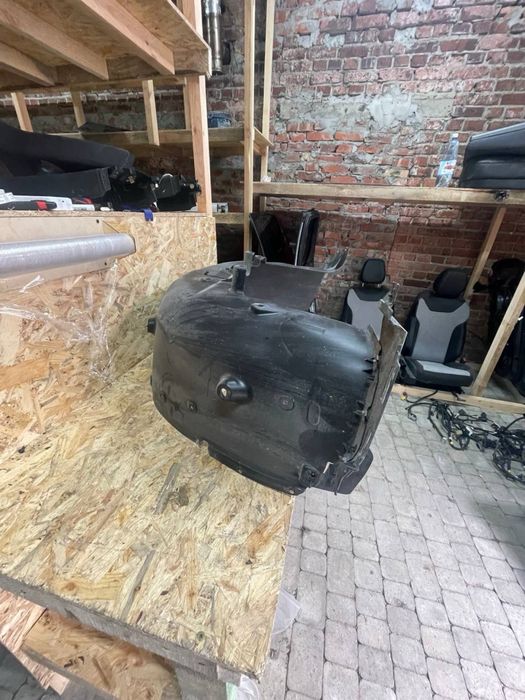 Задній пікрилок Rivian