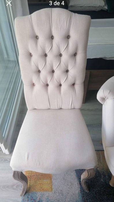 Conjunto composto por um sofá de dois lugares e 2 cadeiras de jantar