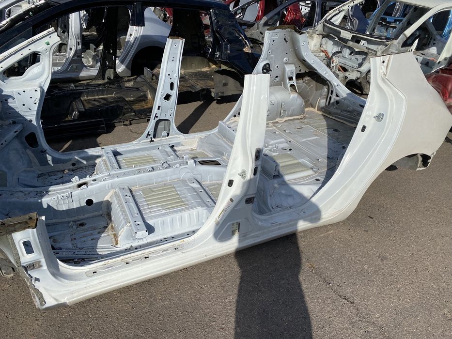 Поріг лівий стійка ліва кузов до Ніссан Ліф Nissan Leaf 11-17 18-23