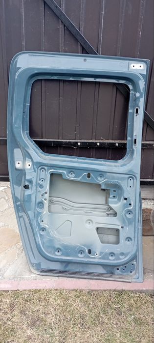 Рено кенго 2010го року. Здвижна дверка