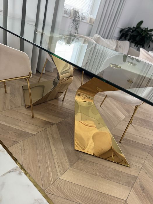 Szaklany stol  zlote nogi