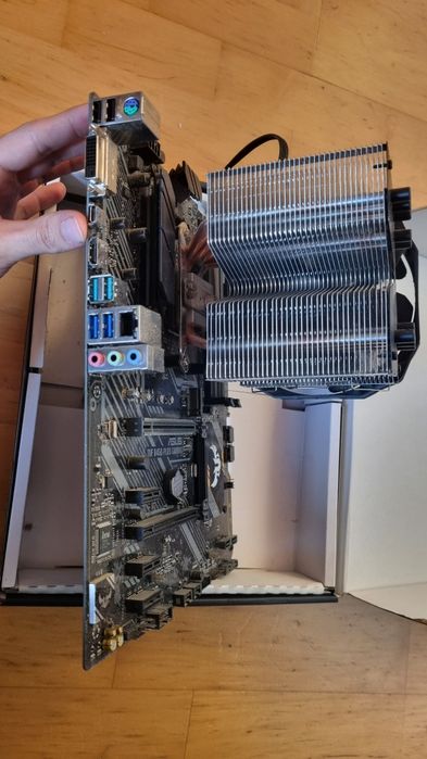 AMD ryzen 5 3600 + Asus B450 gaming plus + 2x8 GB RAM + Fortis 3