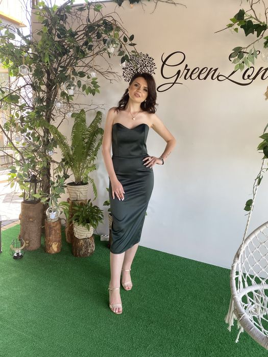 Сукня смарагдового кольору