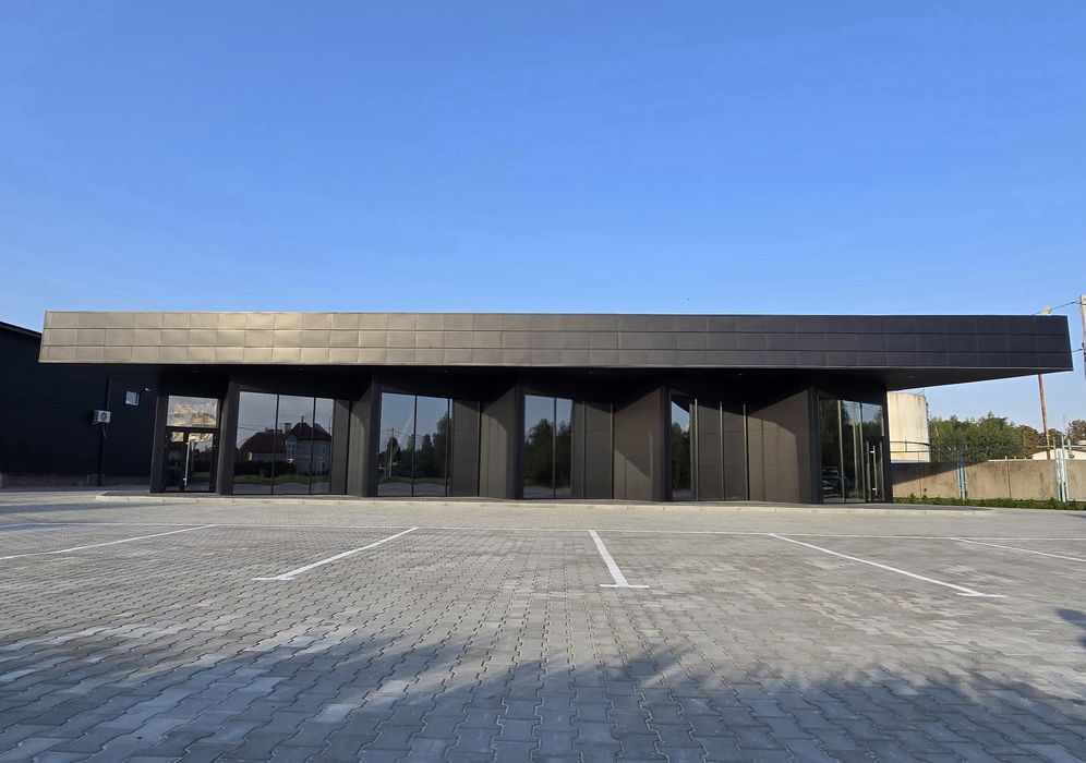 Оренда окремого фасадного приміщення з парковкою, вул.Б.Хмельницького