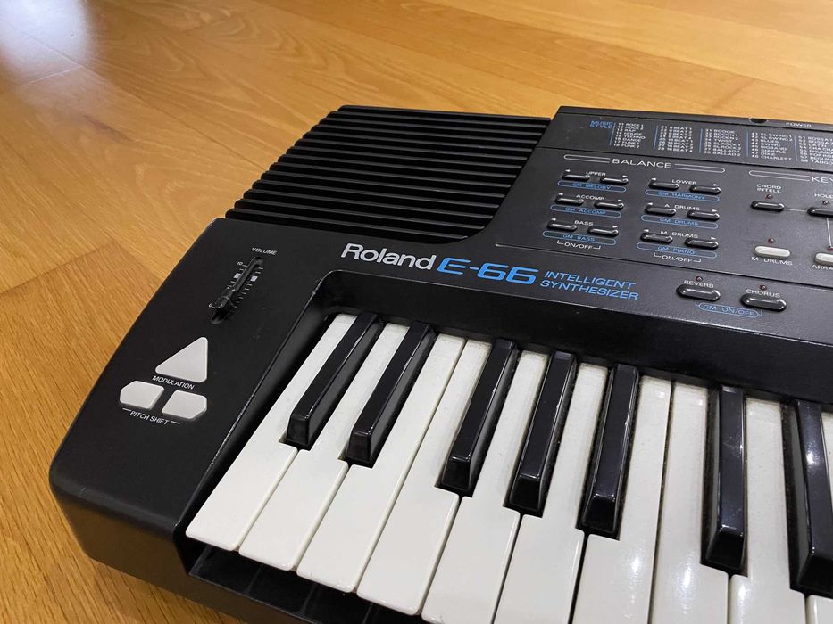 Roland E 66 com muitos ritmos